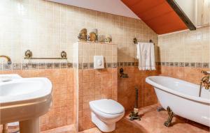 Kúpeľňa v ubytovaní 7 Bedroom Awesome Home In Lucena