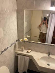 una mujer tomando una foto de un espejo de baño en Casa Nostrum Priceless View Central Location 3BR 3BA, en Punta del Este