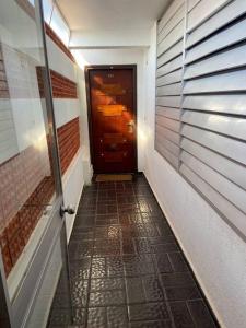pasillo con puerta y suelo de baldosa en Casa Nostrum Priceless View Central Location 3BR 3BA en Punta del Este