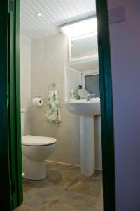 A bathroom at Cobblers Cottage Creggan