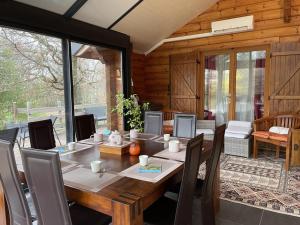 una sala da pranzo in legno con tavolo e sedie di Gîte Saint-Rémy-en-Rollat, 5 pièces, 6 personnes - FR-1-489-370 a Saint-Rémy-en-Rollat