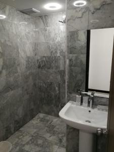 bagno con lavandino e specchio di Квартира a Ban Bo Sai Klang