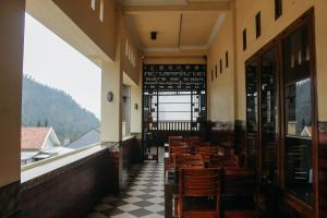 un edificio con una habitación con sillas y una ventana en SM Bromo Hotel, en Probolinggo