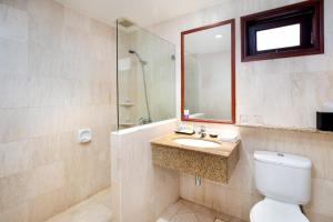 y baño con aseo, lavabo y ducha. en Holiday Inn Resort Batam, an IHG Hotel, en Sekupang