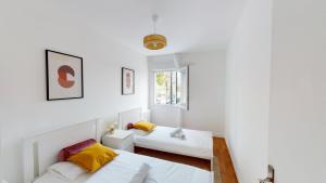 Posteľ alebo postele v izbe v ubytovaní Live Like a Local Stylish 2BR with Balcony & Parking