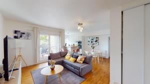 Posedenie v ubytovaní Live Like a Local Stylish 2BR with Balcony & Parking