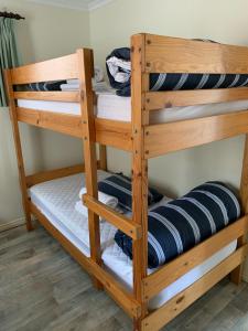 Krevet ili kreveti na kat u jedinici u objektu Lake Brockman Tourist Park - Park Home or Cottage