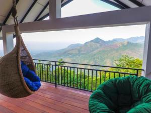 een hangmat op een terras met uitzicht op de bergen bij Awesome Place in Ella