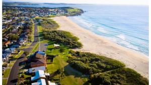 - une vue aérienne sur une plage avec des maisons et l'océan dans l'établissement Jones Waterfront Beach Escape, à Kiama Downs