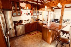 Kjøkken eller kjøkkenkrok på Joshua Tree’s Highland Hideaway Compound