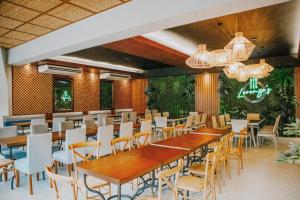 a dining room with a long table and chairs at Estancia de lorenzo in San Mateo