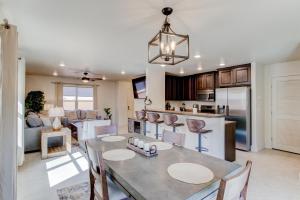 cocina y sala de estar con mesa y sillas en Luxury 2 Bedroom Condos - Moab Elevated en Moab