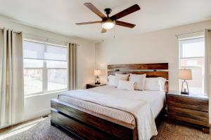 1 dormitorio con 1 cama y ventilador de techo en Luxury 2 Bedroom Condos - Moab Elevated en Moab