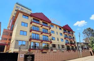 un bâtiment au bord d'une rue dans l'établissement Lantern Serviced Apartments, à Nairobi