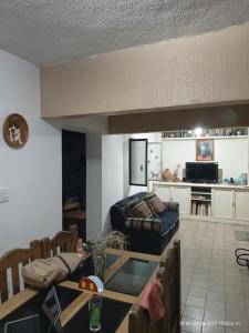 ein Wohnzimmer mit einem Tisch und einem Sofa in der Unterkunft Casa de Claudia y Hugo in Oaxaca de Juárez