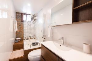 La salle de bains est pourvue d'un lavabo, de toilettes et d'une baignoire. dans l'établissement Town Center Apartments, à Urubamba