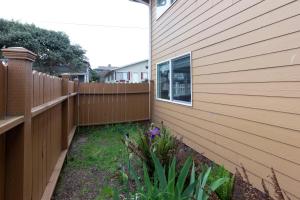 Aed väljaspool majutusasutust RIVERWALK SEASIDE- Walk to beach, One level home, pet friendly