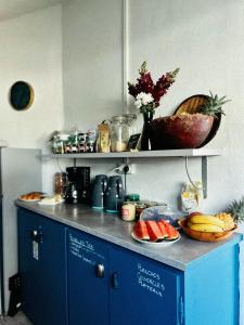 a kitchen with a counter with fruit on it at Villa KaZabona Saint-Pierre - Chambres d'hôte in Saint-Pierre
