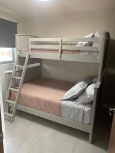 1 dormitorio con 2 literas y escalera en Departamento nuevo y céntrico con ambiente familiar en Guadalajara, en Guadalajara