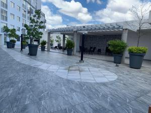 a patio with potted plants in a building at Departamento nuevo y céntrico con ambiente familiar en Guadalajara in Guadalajara