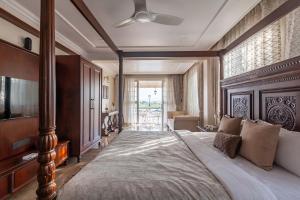 Ένα ή περισσότερα κρεβάτια σε δωμάτιο στο StayVista's Lake La Vie - Tranquil Lake-View Villa Amidst Farmland with Pool and Poolside Gazebo - Proximity to Sula +34 φωτογραφίες