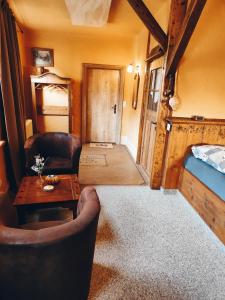een kamer met een bank, een tafel en een bed bij Vintage-Design Ferienwohnung Viktoria in Bad Klosterlausnitz