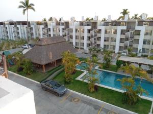 an aerial view of a apartment complex with a swimming pool at Penthouse junto al mar in Manzanillo