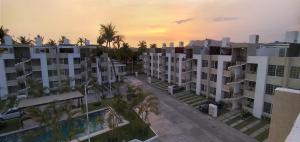 an aerial view of a city with palm trees and buildings at Penthouse junto al mar in Manzanillo