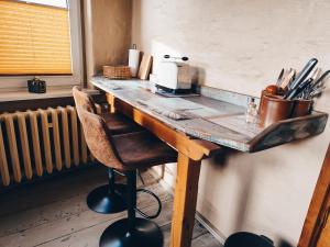 una mesa de madera con un hervidor de agua encima en Vintage-Design Ferienwohnung Viktoria en Bad Klosterlausnitz