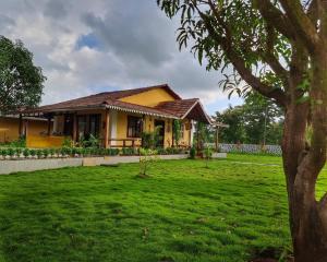 a house with a green lawn in front of it at Ellow Stay by Mohan farm, Khopoli in Jambhulpāda