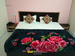 Postel nebo postele na pokoji v ubytování Hotel Indraprastha By WB Inn