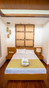 a bedroom with a bed with a tray of towels on it at Estancia de lorenzo in San Mateo