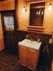 a bathroom with a sink and a mirror at Vintage-Design Ferienwohnung Viktoria in Bad Klosterlausnitz