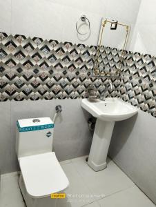 y baño con aseo y lavamanos. en Hotel Indraprastha By WB Inn, en Alwar