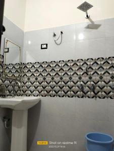 y baño con lavabo y espejo. en Hotel Indraprastha By WB Inn, en Alwar