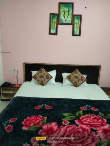 Un dormitorio con una cama con una colcha con flores. en Hotel Indraprastha By WB Inn, en Alwar