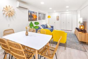 un soggiorno con tavolo bianco e sedie gialle di NEW: Bright, Peaceful Retreat in Iconic Seattle Neighborhood a Seattle