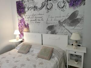 Un dormitorio con una cama con una pared con escritura. en Appartamento Ca' Di Nive, en Venecia