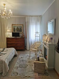 um quarto com uma cama, uma cadeira e uma televisão em Appartamento Ca' Di Nive em Veneza