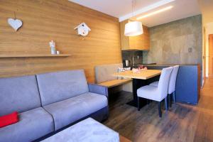 sala de estar con sofá y mesa en ALPINE HOUSE - Dolomiti Affitti, en Cavalese