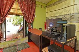 - un bureau avec un ordinateur dans l'établissement Capital O 90664 Rabi Hotel, à Kota Bharu