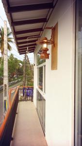 une terrasse couverte avec un ventilateur de plafond et un balcon dans l'établissement Lakshan home, à Ahangama