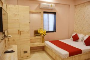 a hotel room with a bed and a bathroom at Hotel Saideep Villas, Shirdi in Shirdi +31 photos