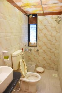 een badkamer met een toilet en een wastafel bij Hotel Saideep Villas, Shirdi in Shirdi
