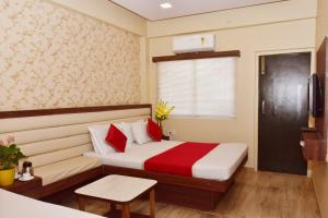 Postel nebo postele na pokoji v ubytování Hotel Saideep Villas, Shirdi