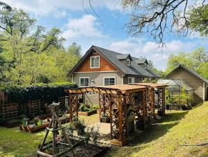 普萊瑟維爾的住宿－Cozy private home, 1 acre orchards near Apple Hill，庭院里带木凉棚的房子