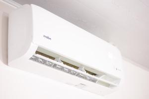 a ceiling light in a white room at Habitación Agua - Villa Valle Campo in Nahuizalco