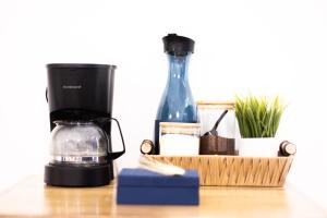 a coffee maker and a blender on a table at Habitación Agua - Villa Valle Campo in Nahuizalco