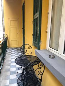 un patio con 2 sillas y una mesa en el balcón en La Casa di Andre, en San Remo