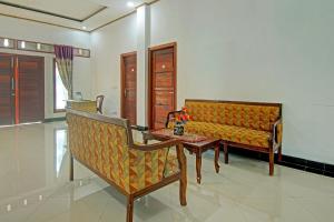 Khu vực ghế ngồi tại OYO 91852 Prima Guesthouse Syariah